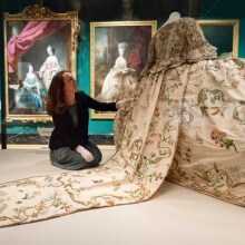 Περιγραφή των εκθεμάτων μιας έκθεσης για τους βασιλικούς γάμους και τη Μόδα της Γεωργιανής περιόδου στη Βρετανία που γίνεται στο The Queen’s Gallery στο Παλάτι του Μπάκιγχαμ στο Λονδίνο. 