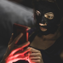 Fomo και Fogo: Η σημασία, η διαφορά και οι επιπτώσεις των δύο ακρωνυμίων στην ψυχική μας υγεία.