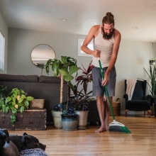 Άνδρες και νοικοκυριό: Πώς οι γυναίκες τα κάνουν όλα χωρίς βοήθεια από κανέναν