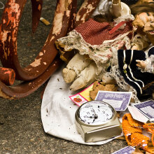 Παλιά αντικείμενα στο πάτωμα