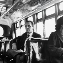 Η Ρόζα Παρκς έγινε σύμβολο αξιοπρέπειας και δύναμης στον αγώνα για τον τερματισμό του παγιωμένου φυλετικού διαχωρισμού