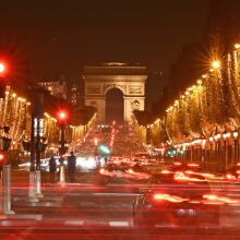 H ωραίοτερη περίοδος του χρόνου έχει φτάσει και οι πόλεις «φορούν» τα γιορτινά τους