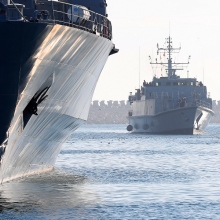 Πολεμικά πλοία κατευθύνονται προς την Ερυθρά Θάλασσα για να αντιμετωπίσουν τις επιθέσεις των Χούθι