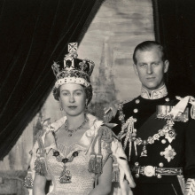 Η Βασίλισσα Ελισάβετ με τον πρίγκιπα Φίλιππο σε επίσημο πορτραίτο του Cecil Beaton, από την ημέρα της στέψης της, το 1953. 