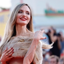 Η Αντζελίνα Τζολί στο Φεστιβάλ της Βενετίας: Η ταινία «Maria», η συνέντευξη Τύπου και ο θαυμαστής της με ALS