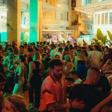 Ραντεβού στα αθηναϊκά μπαρ του Αυγούστου