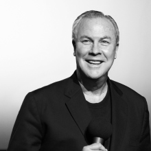 Ρόμπερτ Γουίλσον: ένα ξεχωριστό κεφάλαιο στην ιστορία του παγκόσμιου θεάτρου με τη χαρακτηριστική του αισθητική βασισμένη στο φως και τη σιωπή