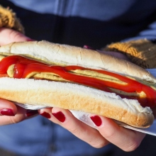 Αν αγαπάτε τα hot dog, αυτό μην το δείτε. Ή δείτε το - εσείς αποφασίζετε