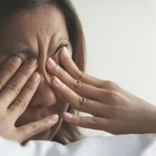 Επιστήμονες του MIT αποκάλυψαν πώς η έλλειψη ύπνου διαταράσσει τη ροή του εγκεφαλονωτιαίου υγρού και προκαλεί «ομίχλη» στον εγκέφαλο.