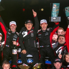 Ο Σεμπαστιέν Οζιέ κερδίζει το Ράλλυ Ιαπωνίας, χαρίζοντας στην Toyota το 1-2-3 και μειώνοντας τη διαφορά στο πρωτάθλημα οδηγών στους 3 βαθμούς.