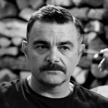 Άννα Μαρία Χατζηστεφάνου: Φωτογραφίζοντας τη «Σπασμένη Φλέβα» του Γιάννη Οικονομίδη