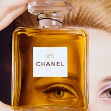 κοπέλα με άρωμα chanel no5