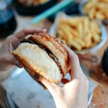 «Να φας ό,τι μπορείς με μια μπουκιά» - Το επικίνδυνο challenge με το μπέργκερ που οδήγησε τον 22χρονο στην εντατική