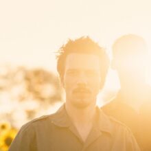 Οι Kruder & Dorfmeister επιστρέφουν με live band στην Αθήνα, στις 27 Νοεμβρίου, γιορτάζοντας 25 χρόνια «K&D Sessions» και μιλούν για τον ήχο, την πορεία και την εξέλιξή τους.