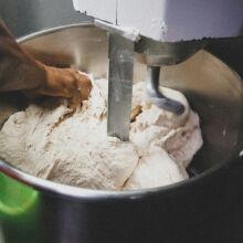 Λάρισα: Το φουλάρι που φορούσε πιάστηκε στους κυλίνδρους και έπνιξε την ιδιοκτήτρια φούρνου