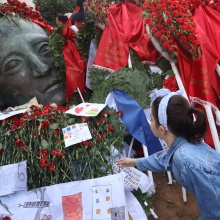 Λουλούδια στο μνημείο για την εξέγερση του Πολυτεχνείου