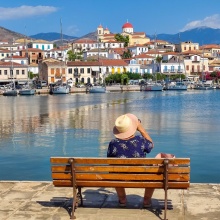 Συνταξιούχος σε παγκάκι