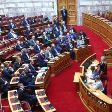 Φυσικά και θα έπρεπε να είναι μεγαλύτερος ο μισθός των βουλευτών