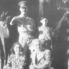 Λίβανος 1944 - Όρθιοι: Λένα, Αριστείδης (Τίτης) Τσαουσόπουλος, Χρήστος. Καθιστοί: Έλζα, Μήτσος © Προσωπικό αρχείο Μέμης Σπυράτου