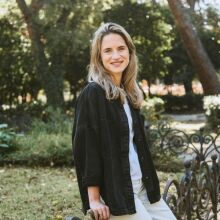 Σίλια Χάρισον: Από το Λονδίνο σε όλο τον κόσμο και από εκεί στην Αθήνα