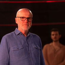 Τιμ Κράουτς: Συνέντευξη με αφορμή την παράσταση «Ολική άμεση συλλογική επικείμενη επίγεια σωτηρία» στο θέατρο Φίατ