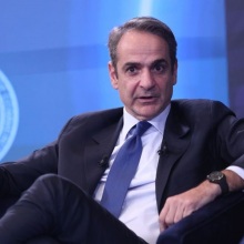 Γιατί χαίρεται ο Μητσοτάκης και χαμογελάει, πατέρα; 