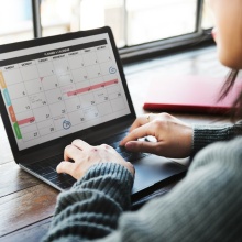 Ημερολόγιο και άτομο που κάνει σημειώσεις