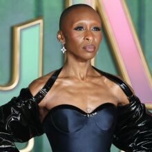 Η Σίνθια Ερίβο γράφει ιστορία στις Χρυσές Σφαίρες με το «Wicked» - Γίνεται η πρώτη μαύρη ηθοποιός με διαδοχική υποψηφιότητα στην κατηγορία μιούζικαλ/κωμωδίας.