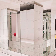 Λουκάς Σαμαράς, «Mirrored (Hebraic) Embrace», 1991-2005. Ξύλο, καθρέφτης, σίδερο. © ΕΜΣΤ | Δωρεά του καλλιτέχνη με χρηματοδότηση της παραγωγής του υλικού φορέα από το Ίδρυμα Ιωάννου Φ. Κωστοπούλου