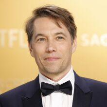 Ο σκηνοθέτης Σον Μπέικερ τονίζει ότι οι δημιουργοί πρέπει να υπερασπιστούν τις κινηματογραφικές αίθουσες μετά τη συμφωνία Netflix-Warner 