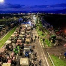 Τρακτέρ παραταγμένα στο μπλόκο της Νίκαιας στη Λάρισα