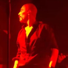 O Βαλάντης φτύνει στη σκηνή