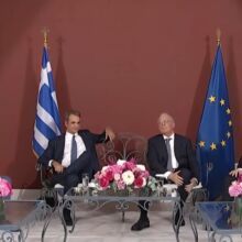 Οι πολιτικοί αρχηγοί γύρω από το τραπέζι συζητούν στη δεξίωση γιορτή της Δημοκρατίας