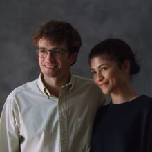 Δόθηκε στη δημοσιότητα το πρώτο τρέιλερ της ταινίας «The Drama» της A24, με πρωταγωνιστές τους Ρόμπερτ Πάτινσον και Ζεντάγια - Πρεμιέρα 3 Απριλίου 2026.