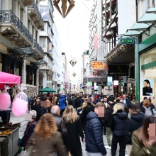Πολίτες στην Ερμού ημέρα που τα καταστήματα είναι ανοιχτά 