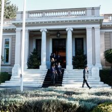 Βουλευτές έξω από το Μέγαρο Μαξίμου