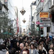 Πλήθος στη γιορτινή οδό Ερμού