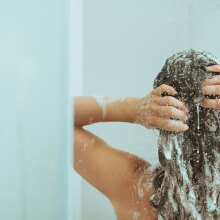 Ζεστό μπάνιο: Τι προκαλεί στο δέρμα;