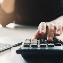 Αυξήσεις σε συντάξεις και μισθούς, μειώσεις φόρων, χαμηλότερος ΕΝΦΙΑ και νέα επιδόματα διαμορφώνουν τον χάρτη ενισχύσεων για το 2026.