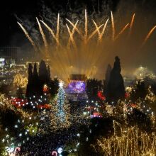 Παραμονή Πρωτοχρονιάς στο Σύνταγμα με Μαραβέγια, και Μόρφη - Παρουσιαστές Νίκος Μουτσινάς και Τόνια Σωτηροπούλου