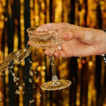 5 αφρώδη κρασιά και 5 εύκολα wine cocktails για ένα κεφάτο ρεβεγιόν