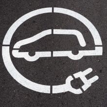 Σήμα ηλεκτροκίνητου αυτοκινήτου σε πάρκινγκ