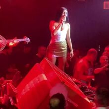 Έριξαν καναπέ στην πίστα την ώρα που τραγουδούσε η Αναστασία σε νυχτερινό μαγαζί της Θεσσαλονίκης