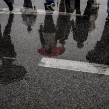 Η αντανάκλαση ομπρελών σε λιμνάζοντα νερά