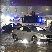 Αυτοκίνητα σε πλημμυρισμένο δρόμο στην Αττική