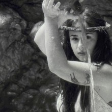 Η Billie Kark επιστρέφει με το «Έρεβος», ένα άλμπουμ για το φως μέσα στο σκοτάδι