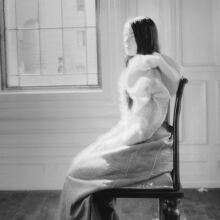 Η Στέγη Ιδρύματος Ωνάση παρουσιάζει τη μεγαλύτερη έκθεση φωτογραφίας του Γιώργου Λάνθιμου, με 182 έργα και νέο υλικό από τις ταινίες και την Ελλάδα.