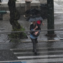 Πολίτες με ομπρέλες εν μέσω καταιγίδας