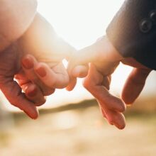 Ειδικός σχέσεων εξηγεί πώς η ανταπόκριση σε μικρές, καθημερινές κινήσεις επικοινωνίας μπορεί να προβλέψει το μέλλον ενός ζευγαριού και την επιτυχία ενός γάμου.