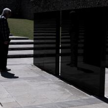 Το Athens Review of Books παρουσιάζει τον διορθωμένο κατάλογο των 200 της Καισαριανής, επισημαίνοντας λάθη και παραποιήσεις που διατηρήθηκαν επί δεκαετίες.